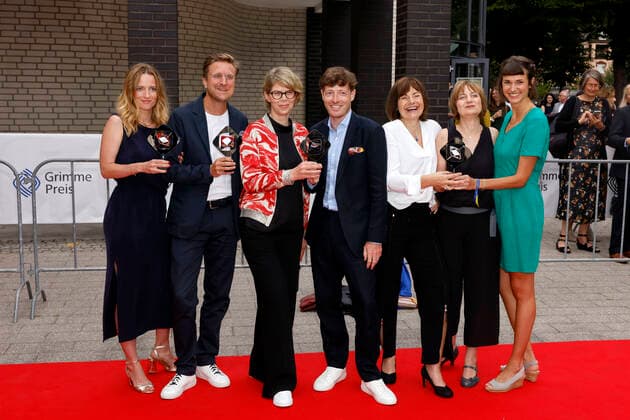 Autorin Mareike Müller, Regisseur Carl Gierstorfer, Produzentin Antje Boehmert, Ronald Rist (Montage), Gast, Redakteurin Ute Beutler und Gast bei der 58. Verleihung des Grimme Preises 2022 im Theater der Stadt Marl. Marl, 26.08.2022 NRW Deutschland Copyright: xChristophxHardtx
