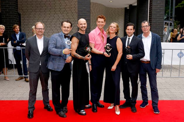 Regisseur Remigius Roskosch und Schauspieler Daniel Donskoy mit Team bei der 58. Verleihung des Grimme Preises 2022 im Theater der Stadt Marl. Marl, 26.08.2022 NRW Deutschland Copyright: xChristophxHardtx