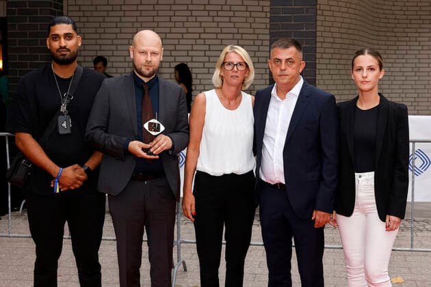 Filmemacher Marcin Wierzchowski (2.v.l.) mit Begleitung bei der 58. Verleihung des Grimme Preises 2022 im Theater der Stadt Marl. Marl, 26.08.2022 NRW Deutschland Copyright: xChristophxHardtx