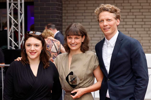 Regisseurin Nele Dehnenkamp (mittig) mit Team bei der 58. Verleihung des Grimme Preises 2022 im Theater der Stadt Marl. Marl, 26.08.2022 NRW Deutschland Copyright: xChristophxHardtx