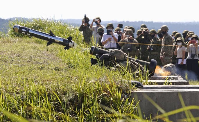 Bilder des Jahres 2022, News 08 August News Themen der Woche KW34 News Bilder des Tages Japan-U.S. joint exercise in Kumamoto Pref. U.S. Army soldiers take part in a joint exercise with Japan Ground Self-Defense Force personnel at a maneuvering ground in the Kumamoto Prefecture town of Yamato, southwestern Japan, on Aug. 28, 2022. The joint exercise for the defense of Japan s remote islands was open to the media.  A14AA0001330768P