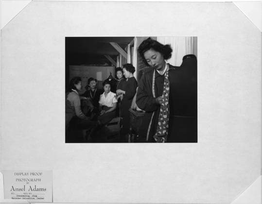 Dressmaking class, Manzanar Relocation Center, California. Ansel Adams s Photographs of Japanese-American Internment at Manzanar. Copyright: xpiemagsx anseladampie22082022-228 !ACHTUNG AUFNAHMEDATUM GESCHÄTZT!