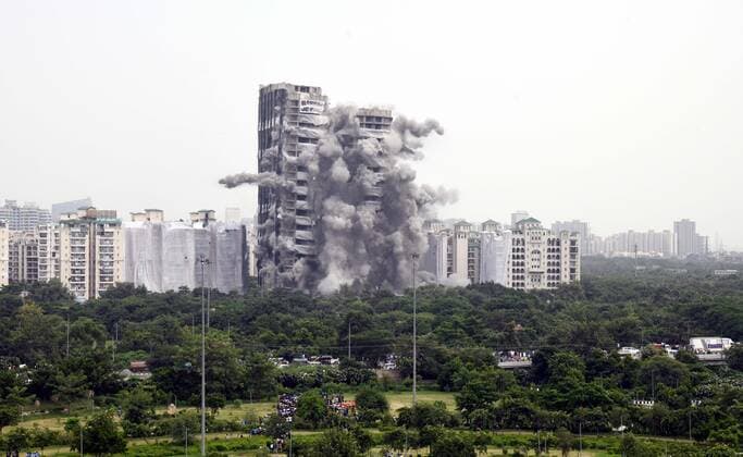 News Themen der Woche KW34 News Bilder des Tages (220828) -- NOIDA, Aug. 28, 2022 -- The Supertech twin towers are demolished by controlled explosion in Noida, India, Aug. 28, 2022. (Photo by Xinhua) INDIA-NOIDA-TWIN TOWERS-DEMOLITION ParthaxSarkar 