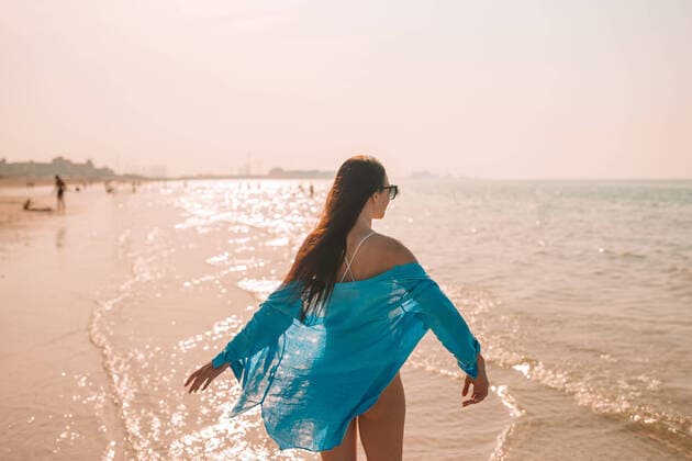 IMAGO Creative: Welttourismustag am 27. September Young beautiful woman relaxing on the beach. Back view of happy girl in hat and blue shirt, model released, , 30610456.jpg, beach, vacation, girl, woman, shirt, blue, coast, colorful, destination, enjoying, enjoyment, freedom, happy, hat, holiday, leisure, lifestyle, natural, outdoor, relaxing, sea, seaside, shore, summer, tourist, travel, turquoise, water, young, bikini, body, enjoy, figure, fun, life, model, ocean, people, relax, resort, rest, skin, sun, sunbathing, therapy, wellness, white,