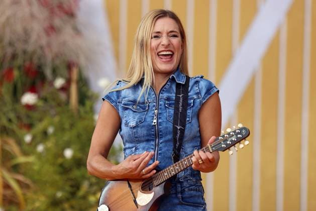Entertainment Themen der Woche KW34 Entertainment Bilder des Tages Immer wieder sonntags 2022-11 Stefanie Hertel von der deutschen Band More Than Words anlässlich der ARD-Unterhaltungsshow Immer wieder sonntags im Wasserpark Rulantica, Rust. TV-Aufzeichnung und Live-Übertragung vom 28.08.2022 aus Rust, Deutschland. *** Immer wieder sonntags 2022 11 Stefanie Hertel from the German band More Than Words on the occasion of the ARD entertainment show Immer wieder sonntags in the water park Rulantica, Rust TV recording and live broadcast from 28 08 2022 from Rust, Germany
