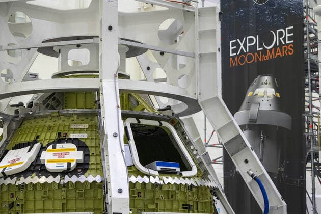 News Themen der Woche KW34 News Bilder des Tages Work continues on the Artemis 3 Orion crew module at NASA s Operations and Checkout Building (O&C) at the Kennedy Space Center, Florida on Sunday, August 28, 2022. The Artemis 3 mission will land on the moon with astronauts. Artemis 1 sits on the Launch Pad 39B ready for liftoff on Monday, August 29th. Artemis 1 will orbit the moon as the first step for the United States to send astronauts back to the moon after 50 years.  KSC2022082815 PatxBenic