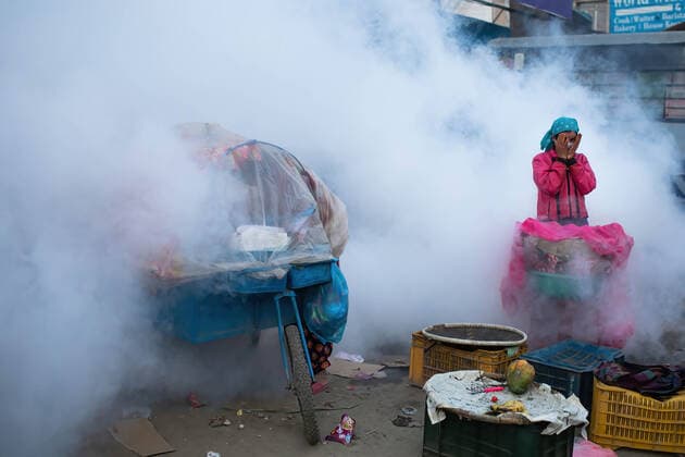 News Themen der Woche KW34 News Bilder des Tages August 28, 2022, Lalitpur, Nepal: A woman covers her face to protect herself from smoke spread to control dengue in Lalitpur. According to the Epidemiology and Disease Control Decision (EDCD), the number of people suffering from Dengue fever has reached 1000 around the Kathmandu Valley, and at least 50-60 patients admitted to the hospital per day in Kathmandu Valley. Lalitpur Nepal - ZUMAs197 20220828_zaa_s197_024 Copyright: xPrabinxRanabhatx