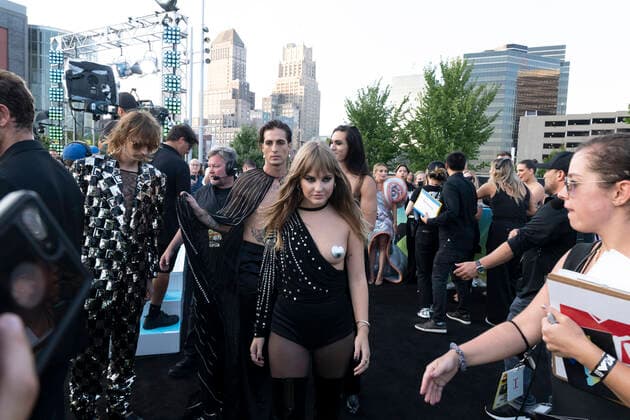 August 28, 2022, Newark, New Jersey, U.S: MANESKIN appears before the red carpet wearing Coperni during the MTV awards show at the Prudential Center in Newark, New Jersey. Newark U.S. - ZUMAp140 20220828_zap_p140_024 Copyright: xBrianxBranchxPricex