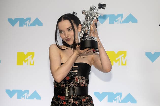 Dove Cameron holds Moon Person Awards in the press room at the 2022 MTV Video Music Awards VMA s at the Prudential Center in Newark, NJ on Sunday, August 28th, 2022.  NYP20220828525 GabrielexHoltermann