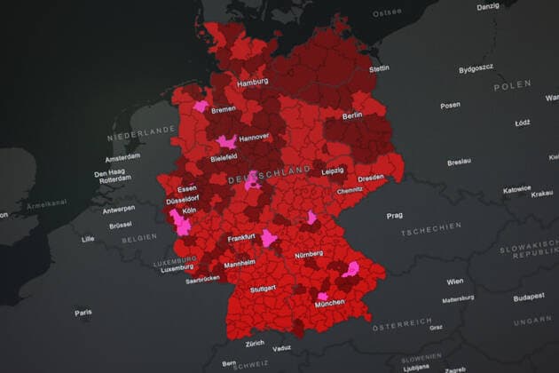 Dashboard des RKI, die 7-Tage-Inzidenz liegt nun bei 242,8 7-Tage-Inzidenz, Dashboard des RKI auf einem Monitor am 29.08.2022 in Siegen Deutschland.
