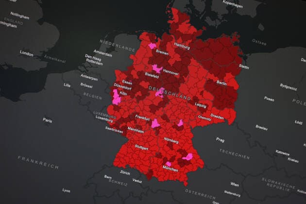 Dashboard des RKI, die 7-Tage-Inzidenz liegt nun bei 242,8 7-Tage-Inzidenz, Dashboard des RKI auf einem Monitor am 29.08.2022 in Siegen Deutschland.