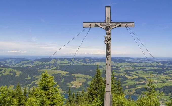  Crucifix at mountain top, Idyllic aerial view including a wooden crucifix seen from the Immenstaedter Horn around Immenstadt at the Allgaeu region in Swabia, Germany, Idyllic aerial view including a wooden crucifix seen from the Immenstaedter Horn around Immenstadt at the Allgaeu region in Swabia, Germany, 26.10.2021, Copyright: xprillx Panthermedia30846412.jpg