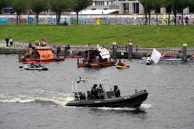 News Themen der Woche KW34 News Bilder des Tages Climate and Boat - Bootsdemo auf der Spree für mehr Klimaschutz vom Berliner Jugendverband des Bundes für Umwelt und Naturschutz Deutschland mit Start an der East Side Gallery und organisiert vom Bündnis Berlin Erneuerbar als Abschluss des Aktionswochenendes Gasausstieg und Wärmewende. Berlin, 28.08.2022 *** Climate and Boat Boat demo on the Spree for more climate protection by the Berlin Youth Association of the Federation for the Environment and Nature Conservation Germany with start at the East Side Gallery and organized by the Alliance Berlin Renewable as a conclusion of the action weekend gas phase-out and heat turnaround Berlin, 28 08 2022 Foto:xT.xBartillax xFuturexImage
