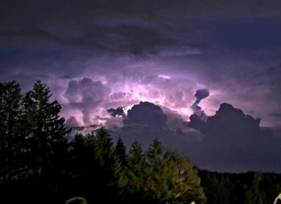 News Themen der Woche KW35 News Bilder des Tages 29.08.2022, Sommer: Hitze und hohe Temperaturen, danach kommen schwere Gewitter. Blitze Zucken in den hohen Gewitterwolken am Himmel über Bad Wörishofen (Bayern). 29.08.2022, Sommer: Gewitter 29.08.2022, Sommer: Gewitter *** 29 08 2022, summer heat and high temperatures, followed by heavy thunderstorms lightning twitching in the high thunderclouds in the sky over Bad Wörishofen Bavaria 29 08 2022, summer thunderstorm 29 08 2022, summer thunderstorm