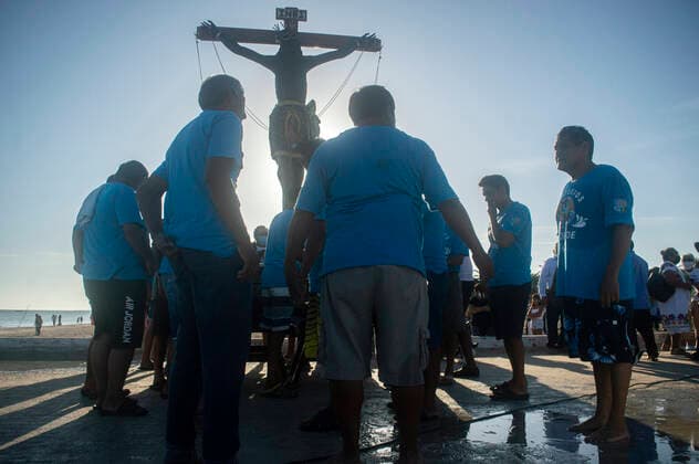 August 28, 2022, Sisal, Yucatan, Mexico: August 28, 2022, Sisal, Mexico: Believers take part during the mass as part of annual celebration of the Black Christ. on the last Sunday of August in the port of Sisal, a mass is held to the Black Christ at the beginning of the day, a procession is carried out by the sea with the belief that when walking it blesses the season and more octopus comes out. Custodians load the Black Christ to place it on their boat. on August 28, 2022 in Sisal, Mexico. Sisal Mexico - ZUMAe321 20220828_zia_e321_030 Copyright: xMarianaxGutierrez xEyepixxGroupx