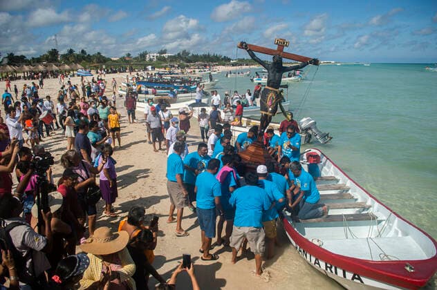 August 28, 2022, Sisal, Yucatan, Mexico: August 28, 2022, Sisal, Mexico: Believers take part during the mass as part of annual celebration of the Black Christ. on the last Sunday of August in the port of Sisal, a mass is held to the Black Christ at the beginning of the day, a procession is carried out by the sea with the belief that when walking it blesses the season and more octopus comes out. Custodians load the Black Christ to place it on their boat. on August 28, 2022 in Sisal, Mexico. Sisal Mexico - ZUMAe321 20220828_zia_e321_036 Copyright: xMarianaxGutierrez xEyepixxGroupx