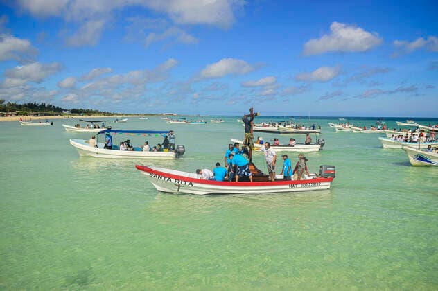 August 28, 2022, Sisal, Yucatan, Mexico: August 28, 2022, Sisal, Mexico: Believers take part during the mass as part of annual celebration of the Black Christ. on the last Sunday of August in the port of Sisal, a mass is held to the Black Christ at the beginning of the day, a procession is carried out by the sea with the belief that when walking it blesses the season and more octopus comes out. Custodians load the Black Christ to place it on their boat. on August 28, 2022 in Sisal, Mexico. Sisal Mexico - ZUMAe321 20220828_zia_e321_038 Copyright: xMarianaxGutierrez xEyepixxGroupx