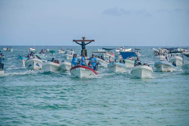 August 28, 2022, Sisal, Yucatan, Mexico: August 28, 2022, Sisal, Mexico: Believers take part during the mass as part of annual celebration of the Black Christ. on the last Sunday of August in the port of Sisal, a mass is held to the Black Christ at the beginning of the day, a procession is carried out by the sea with the belief that when walking it blesses the season and more octopus comes out. Custodians load the Black Christ to place it on their boat. on August 28, 2022 in Sisal, Mexico. Sisal Mexico - ZUMAe321 20220828_zia_e321_041 Copyright: xMarianaxGutierrez xEyepixxGroupx