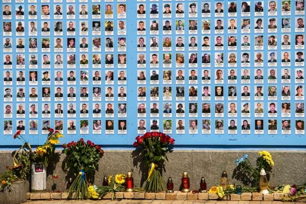 Ukraine-Krieg, Jahrestag der Invasion, Chronologie der Ereignisse, Archivbilder Bilder des Jahres 2022, News 08 August News Themen der Woche KW35 News Bilder des Tages Day Of Remembrance Of Fallen Defenders Of Ukraine In Kyiv Flowers lay near the Memory Wall of the Fallen Defenders of Ukraine in the russian - Ukrainian war during a commemorative ceremony to mark the Day of Remembrance of Fallen Defenders of Ukraine in Kyiv, Ukraine August 29, 2022 Kyiv Ukraine  Copyright: xMaxymxMarusenkox originalFilename: musienko-notitle220829_npIeI.jpg