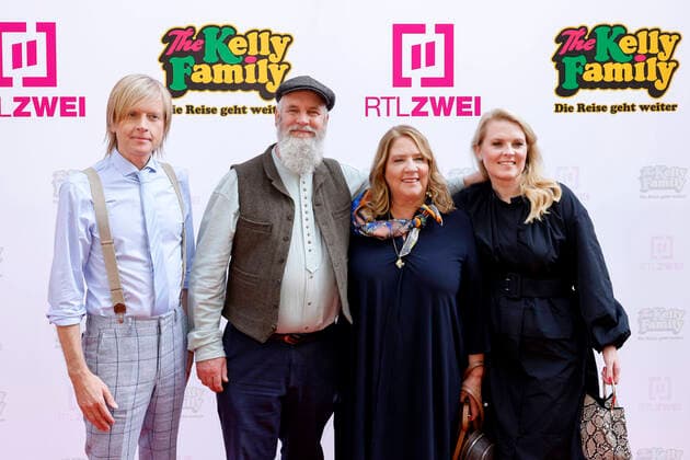 Bilder des Jahres 2022, Entertainment 08 August Entertainment Themen der Woche KW35 Entertainment Bilder des Tages Die Mitglieder der Kelly Family (l-r) John Kelly, Paul Kelly, Patricia Kelly und Kathy Kelly kommen zur Vorstellung der Doku-Serie Die Reise geht weiter im Residenz Kino. Die RTL2-Doku zeigt Bandmitglieder an Schauplätzen ihrer Karriere. Köln, 29.08.2022 NRW Deutschland *** The members of the Kelly Family l r John Kelly, Paul Kelly, Patricia Kelly and Kathy Kelly come to the presentation of the documentary series The journey continues at the Residenz Kino The RTL2 documentary shows band members at locations of their career Cologne, 29 08 2022 NRW Germany Copyright: xChristophxHardtx