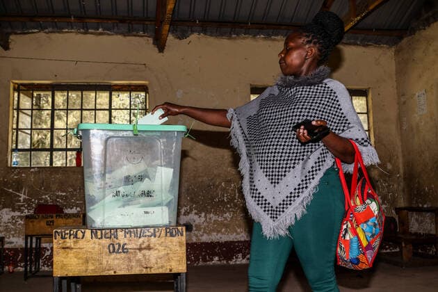 News Bilder des Tages August 29, 2022, Nakuru, Rift Valley, Kenya: Caroline Jeptoo, 32 weeks pregnant, casts her ballot during the delayed Member of Parliament election at Mercy Njeri Primary School in Rongai Constituency. Last month an American Fox News journalist, Emily Compagno, during a TV show claimed that pregnant Kenyan women cannot leave their homes and therefore have no right to vote, a statement that triggered outrage. In the just concluded general election, Kenya Kwanza Alliance flag bearer, William Ruto was announced the winner after garnering 50.49% while his closest contender, Raila Odinga, of Azimio La Umoja, managed 48.5%. Raila Odinga has so far petitioned the court citing irregularities in vote tallying. Nakuru Kenya - ZUMAs197 20220829_zaa_s197_134 Copyright: xJamesxWakibiax