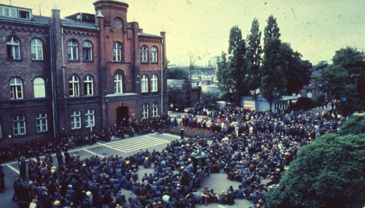 August 31, 1980, Gdansk, Poland: Thousands of sit-down strikers outside the the Lenin shipyard protesting wages. In July of 1980, Poland s government raised the price of food and other goods, while curbing the growth of wages making it difficult for many Poles to afford the basic necessities. Amid mounting tensions and economic crisis, Lech Walesa, a former fired electrician and union activist led over 17,000 shipyard workers on a sit-down strike forming Solidarity, the first independent labor union developed in a Soviet bloc nation. Known as the Gdansk Agreement, on August 31, 1980, the Polish government agreed to the 21 demands of the striking shipyard workers. Walesa was awarded the 1983 Nobel Peace Prize, and after the fall of commun - ZUMAk09_ 19800831_jtc_k09_893 Copyright: xKeystonexPressxAgencyx