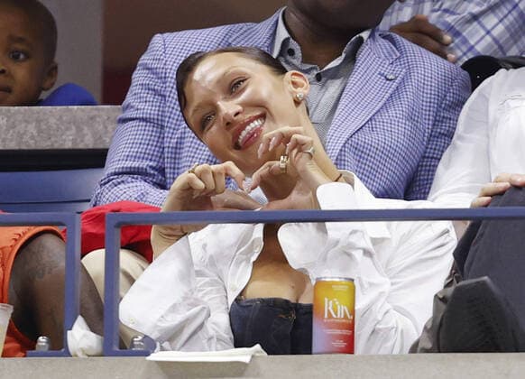 Bilder des Jahres 2022, Entertainment 08 August Entertainment Themen der Woche KW35 Bella Hadid watches Serena Willams play Danka Kovinic of Montenegro in Arthur Ashe Stadium in the first round at the 2022 US Open Tennis Championships at the USTA Billie Jean King National Tennis Center on Monday, August 29, 2022 in New York City. Serena announced earlier this month she will be stepping away from tennis to focus on growing her family and other pursuits.  NYP20220829753 JOHNxANGELILLO