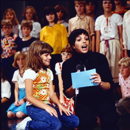LIZA MINELLI Liza Minelli, amerikanische Sängerin und Schauspielerin, im Bild mit Kindern bei einem Auftritt in Deutschland, 1987. Liza Minelli, American singer and actress, pictured with children at a performance in Germany, 1987., Deutschland Copyright: kpa UnitedArchives55042598 EDITORIAL USE ONLY