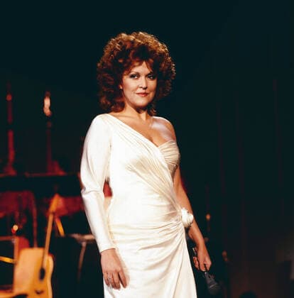 ANGELIKA MILSTER Angelika Milster, deutsche Sängerin, Schauspielerin und Musicaldarstellerin, hier in einer TV-Show, Deutschland, circa 1985. Angelika Milster, German singer, actress and Musical performer, here in a TV show, Germany, circa 1985., Deutschland Copyright: kpa UnitedArchives55042671_2 EDITORIAL USE ONLY