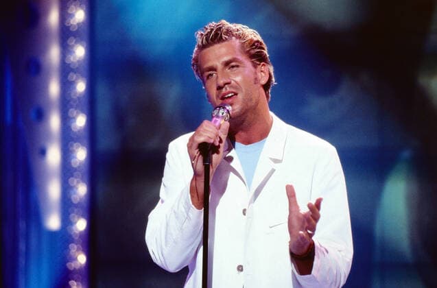 ANDRE STADE Andre Stade, deutscher Schlagersänger, bei einem TV-Auftritt, Deutschland,Jahr 2000. Andre Stade, German Pop singer, TV performance, Germany, year 2000., Deutschland Copyright: kpa UnitedArchives55042692 EDITORIAL USE ONLY