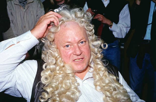 DER ZERBROCHENE KRUG Der zerbrochene Krug, Lustspiel von Heinrich von Kleist, Fernsehfassung, Regie: Heinz Schirk, Deutschland, 1990, Bild: Günter Strack in der Bühnen-Maske mit der Perücke des Dorfrichters Adam. Der zerbrochene Krug, Comedy play by Heinrich von Kleist, television version, directed by Heinz Schirk, Germany, 1990, photo: Guenter Strack in the stage mask with wig of the village judge., Deutschland Copyright: kpa UnitedArchives55042736 EDITORIAL USE ONLY
