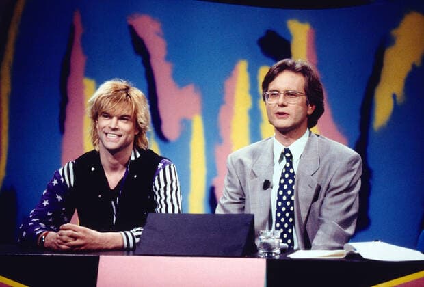 PSST Psst, WDR Spielshow und Comedy, Deutschland, 1990, als prominenter Kandidat: Campino, Leadsänger der deutschen Punkrock Band Die Toten Hosen, hier mit Moderator Harald Schmidt. Psst, TV comedy and game show, Germany, 1990, as prominent candidate: Campino, lead singer of the German punk rock band Tote Hosen, here with moderator Harald Schmidt, Deutschland Copyright: kpa UnitedArchives55043032 EDITORIAL USE ONLY