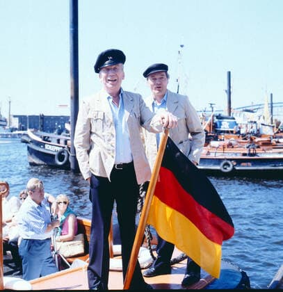 NORDDEUTSCHE GESCHICHTEN Norddeutsche Geschichten, ZDF Mini-Serie, Deutschland, 1987, Episode: Damenwahl, Szene: Heinz Reincke, Joachim Richert. Norddeutsche Geschichten, TV mini series, Germany, 1987, episode: Damenwahl, scene: Heinz Reincke and Joachim Richert, Hamburg Deutschland Copyright: kpa UnitedArchives55043124 EDITORIAL USE ONLY