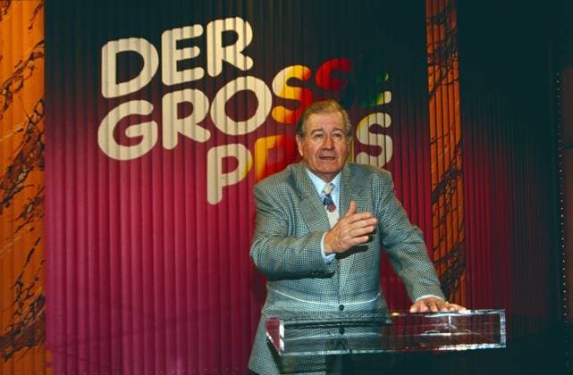 DER GROSSE PREIS Der Große Preis, ZDF Quizsendung, Deutschland, 1993, Moderation: Hans-Joachim Kulenkampff, hier beim Fototermin im April 1993. Der Grosse Preis, TV Quiz show, Germany, 1993, moderated by Hans-Joachim Kulenkampff, here at the photo shoot on April 1993., Deutschland Copyright: kpa UnitedArchives55043130 EDITORIAL USE ONLY
