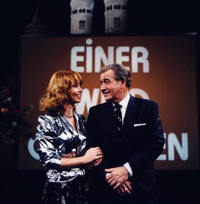 EINER WIRD GEWINNEN Einer wird gewinnen, auch EWG genannt, ARD Quizsendung, Deutschland, 1982, Bild: Showmaster Hans-Joachim Kulenkampff und Assistentin Gaby Kimpfel. Einer wird gewinnen, also called EWG, TV quiz show, Germany, 1982, photo: Show master and host Hans-Joachim Kulenkampff with assistant Gaby Kimpfel., Ludwigshafen am Rhein Deutschland Copyright: kpa UnitedArchives55043150 EDITORIAL USE ONLY