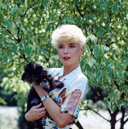 INGRID STEEGER Ingrid Steeger, deutsche Schauspielerin, hier mit ihrem geliebten Rauhaardackel, Deutschland, 1983. Ingrid Steeger, German actress, here with her beloved Rough-haired dachshund, Germany, 1983., Deutschland Copyright: kpa UnitedArchives55043263 EDITORIAL USE ONLY