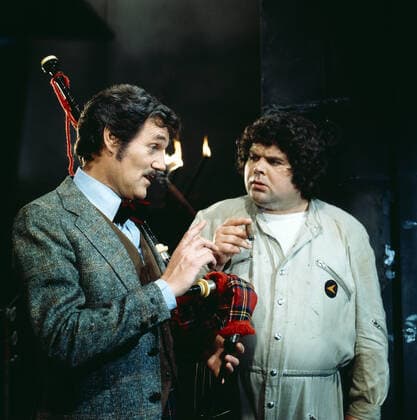 ZWEI HIMMLISCHE TÖCHTER Zwei himmlische Töchter, ZDF Comedy Serie, Deutschland, 1978, Folge 2: Ein Sarg nach Leech, Szene: Harald Leipnitz als Frederic Leech mit Dudelsack und Klaus Dahlen. Zwei himmlische Toechter, TV comedy series, Germany, 1978, episode 2: Ein Sarg nach Leech, scene: Harald Leipnitz with Bagpipe and Klaus Dahlen, Deutschland Copyright: kpa UnitedArchives55043333 EDITORIAL USE ONLY