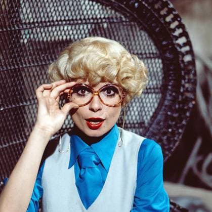 ZWEI HIMMLISCHE TÖCHTER Zwei himmlische Töchter, ZDF Comedy Serie, Deutschland, 1978, Folge 6: Eine Show durch Europa, Szene: Ingrid Steeger als Kikki. Zwei himmlische Toechter, TV comedy series, Germany, 1978, episode 6: Eine Show durch Europa, scene: Ingrid Steeger as Kikki, Deutschland Copyright: kpa UnitedArchives55043368 EDITORIAL USE ONLY