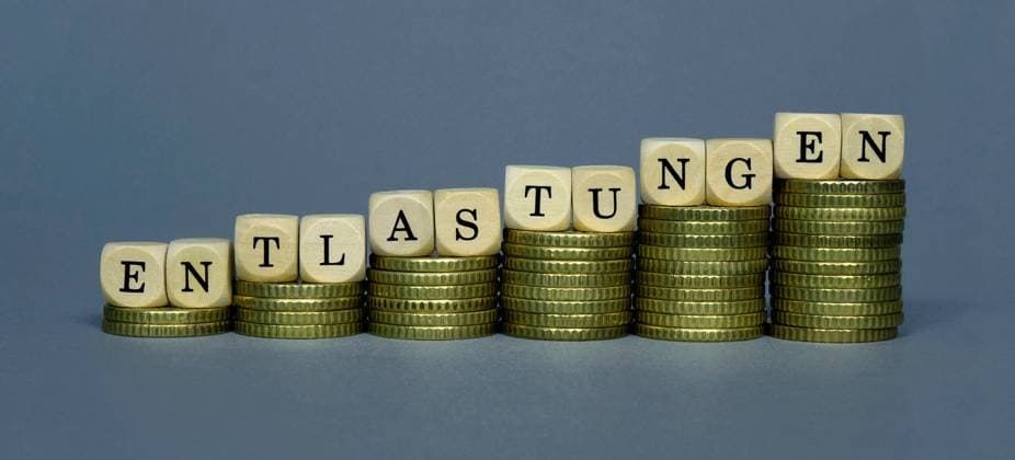 Geldstapel mit Entlastungen Geldstapel mit Entlastungen, 29.08.2022, Borkwalde, Brandenburg, Auf ansteigenden Geldstapeln befinden sich Buchstabenwürfel mit dem Schriftzug Entlastungen. *** Money stack with reliefs Money stack with reliefs, 29 08 2022, Borkwalde, Brandenburg, On rising money stacks are letter cubes with the lettering reliefs