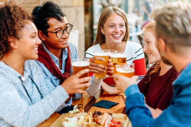bier,biergarten,freunde,anstoßen,alkohol,biere,biergärten,befreundet,freund,freundschaft,anstossen,prosit,prost,prosten,zuprosten *** beer,beer garden,friends,toast,beers,beergardens,friend,toasts 3ro-i05 ,model released, Symbolfoto