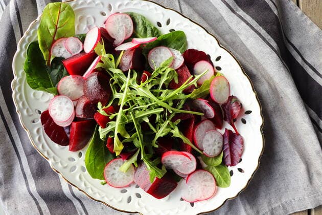 IMAGO Creative, Sommer, Food, Radieschen salat,mittagessen,salate,mahlzeit,mahlzeiten *** salad,lunch,low fat,salads,lunch time 4pk-ftu