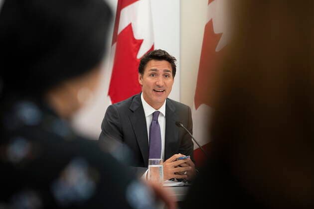 News Bilder des Tages August 30, 2022, Kitchener, ON, Canada: Prime Minister Justin Trudeau addresses participants at the beginning of a housing round table at the Country Hills Library in Kitchener, Ont. on Tuesday, Aug. 30, 2022. Kitchener Canada  - ZUMAc35_ 20220830_zaf_c35_012 Copyright: xPeterxPowerx