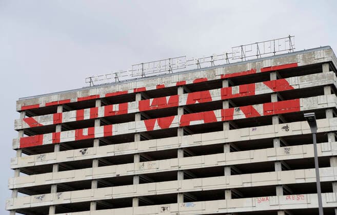 30 . 08 . 2022 , Berlin Mitte : Haus der Statistik am Alexanderplatz mit der Inschrift STOP WARS . Sanierung und Umbau des Gebäudes haben jetzt begonnen .