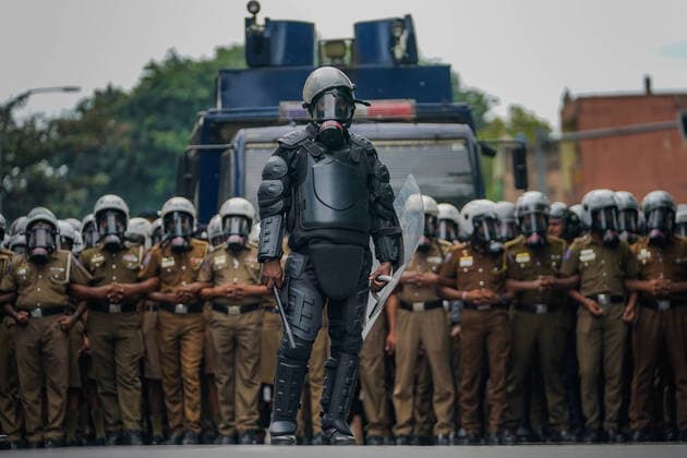 Bilder des Jahres 2022, News 08 August News Themen der Woche KW35 News Bilder des Tages Anti-Government Protest In Sri Lanka An officer of the anti-riot unit who is going to disperse the rally in front of the police officers. August 30, 2022 Colombo, Sri Lanka. Colombo Sri Lanka  Copyright: xThilinaxKaluthotagex originalFilename: kaluthotage-notitle220830_npYwA.jpg