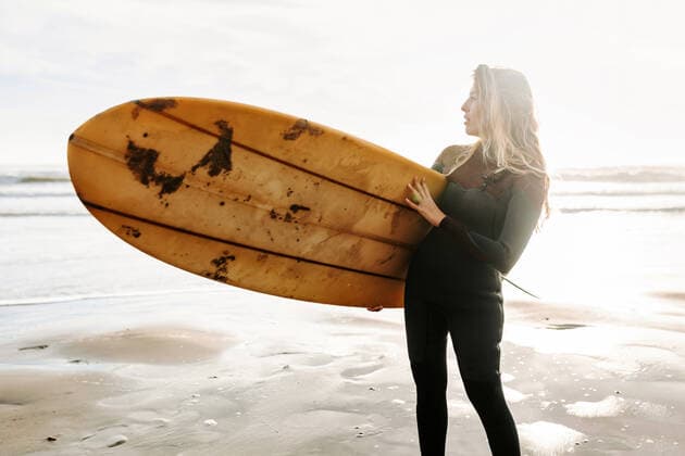 IMAGO Creative: 2022 Sport Favoriten Creative Highlights Symbolbilder strand,surfbrett,surferin,strände,surfboard,surf,surfer,wellenreiten,wellenreiter,wellenreiterin *** beach,surfboard,surfer,beaches,seaside,surfboards,surfers 539-i77 ,model released, Symbolfoto