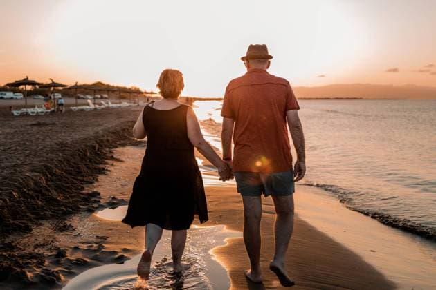 IMAGO Creative: Sommer, Abendspaziergang paar,sonnenuntergang,strandspaziergang,homonym,paare,pärchen,abend,abenddämmerung,abendlich,abendrot,abendröte,abendstimmung,abens,dämmerung,sonnenuntergänge,spazieren,spazierengehen,spaziergang,spaziergänger *** couple,sunset,beach walking,pairs,sunsets 539-iir ,model released, Symbolfoto