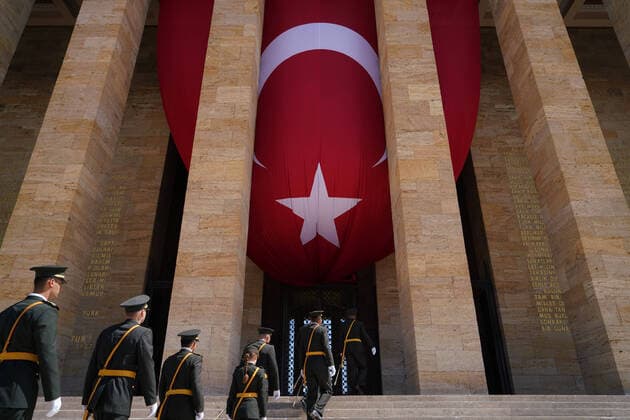 Bilder des Jahres 2022, News 08 August News Themen der Woche KW35 News Bilder des Tages August 30, 2022, Ankara, Turkey: Soldiers advance towards Atatürk s grave in a single line during Victory Day. Victory Day is an official and national holiday celebrated in Turkey and the Turkish Republic of Northern Cyprus every year on 30 August to commemorate the Great Offensive, which ended in victory in Dumlup?nar under the command of Atatürk on August 30, 1922. On the anniversary of the victory, President of the Republic of Turkey Recep Tayyip Erdo?an and the public visited the mausoleum where Atatürk s grave is located. Ankara Turkey - ZUMAs197 20220830_zaa_s197_092 Copyright: xTunahanxTurhanx