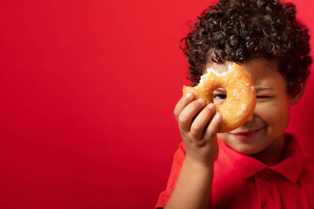 Creative Highlights Symbolbilder junge,süßspeise,durchblick,donut,jungen,süssspeise,süssspeisen,süßspeisen,durchblicken,donuts,doughnut,doughnuts *** boy,dessert,perspective,donut,boys,desserts,perspectives,donuts,jelly doughnut 539-jep ,model released, Symbolfoto