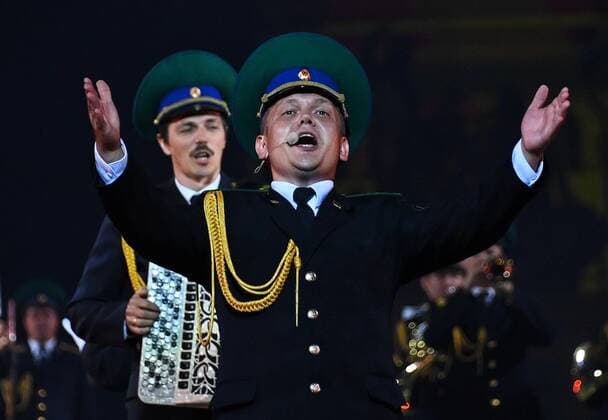 News Bilder des Tages Russia Military Music Festival 8263788 30.08.2022 Members of the Central Band of the FSB Border Guard Service perform during the Spasskaya Tower international military music festival in Red Square in Moscow, Russia. Evgeny Odinokov Sputnik Moscow Russia  Copyright: xEvgenyxOdinokovx