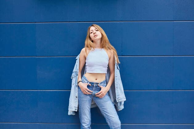 Creative Highlights Symbolbilder junge frau,jeans,selbstbewusst,lässig,frau,jeanshose,selbstbewusstsein,selbstbewußt,selbstbewußtsein,selbstsicher,selbstsicherheit,selbstvertrauen,souverän,cool,coolness,entspannt,leger,lässigkeit *** young woman,jeans,self confident,cool,girl,girls,woman,young women,self confidents,cools 539-jve ,model released, Symbolfoto